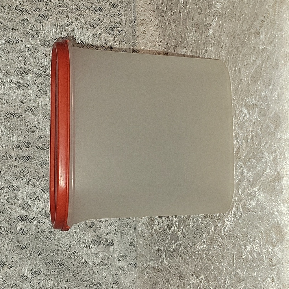 Tupperware: Container with Lid - Picture 3 of 8